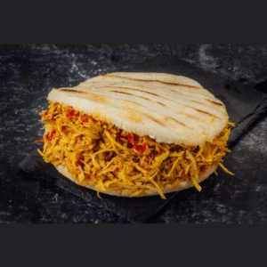 AREPA RELLENA MIXTA

Carne desmechada, pollo desmechado, champiñón, queso, huevo de codorniz, salsas