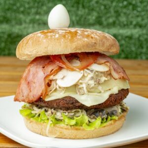 SUPER MASTER

Carne, tomate, cebolla caramelizada, lechuga, tocineta, pollo, champiñón, queso, huevo de codorniz, papa chips, salsas