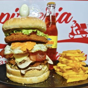 DOBLE M SUPER ESPECIAL COMBO

Doble carne, tomate, cebolla caramelizada, lechuga, tocineta, pollo, champiñón, queso, huevo frito’ huevo de codorniz, papa chips, salsas