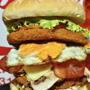 DOBLE M SUPER ESPECIAL

Doble carne, tomate, cebolla caramelizada, lechuga, tocineta, pollo, champiñón, queso, huevo frito’ huevo de codorniz, papa chips, salsas