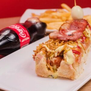 <B>CLASICO</B><BR><BR>Salchicha americana, cebolla caramelizada, queso, papa chips, salsa