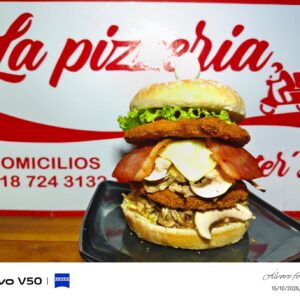 DOBLE MASTER SUPER  COMBO

Doble carne, tomate, cebolla caramelizada, lechuga, tocineta, pollo, champiñón, queso, huevo de codorniz, papa chips, salsas