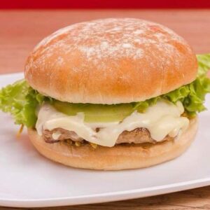 MASTER

Carne, tomate, cebolla caramelizada, lechuga, queso, papa chips, salsas