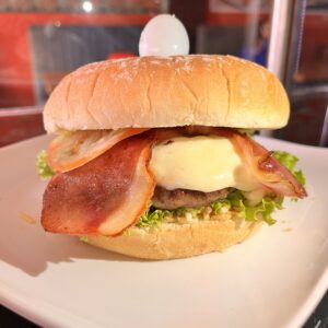 ESPECIAL MASTER

Carne, tomate, cebolla caramelizada, lechuga, tocineta, queso, huevo de codorniz, papá chip, salsa