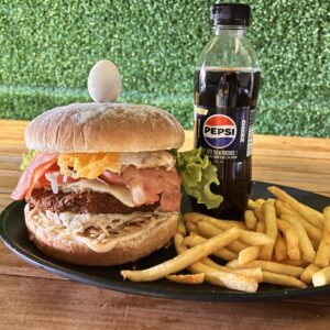 SUPER MASTER ESPECIAL COMBO

Carne, tomate, cebolla caramelizada, lechuga, tocineta, pollo, champiñón, doble queso, huevo frito, huevo de codorniz, papa chips, salsas